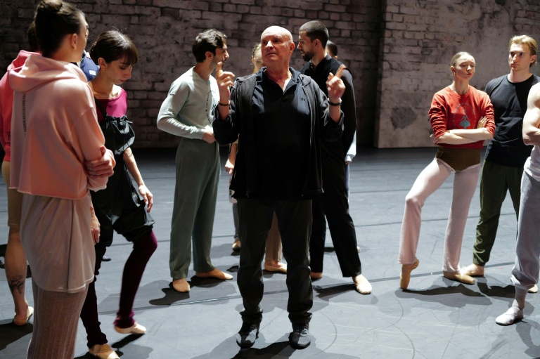 Le danseur et chorégraphe français Jean-Christophe Maillot (C), du Ballet de Monte-Carlo, lors de la répétition de son spectacle de ballet « Ma Bayadère », à Monaco, le 22 décembre 2025