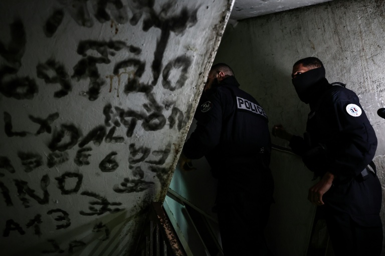 Des policiers de la BST14, brigades spécialisées de terrain, lors d'une opération dans la cité des Olivier à Marseille, le 9 décembre 2025