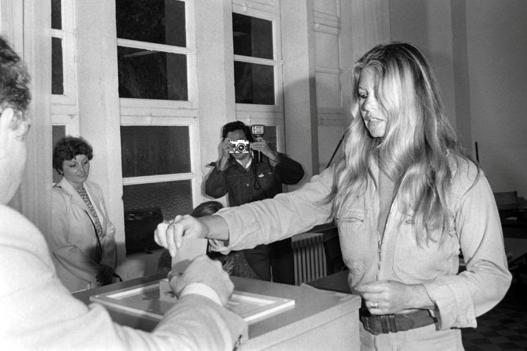 L'actrice française Brigitte Bardot vote pour le second tour de la présidentielle, le 10 mai 1981 à Saint-Tropez