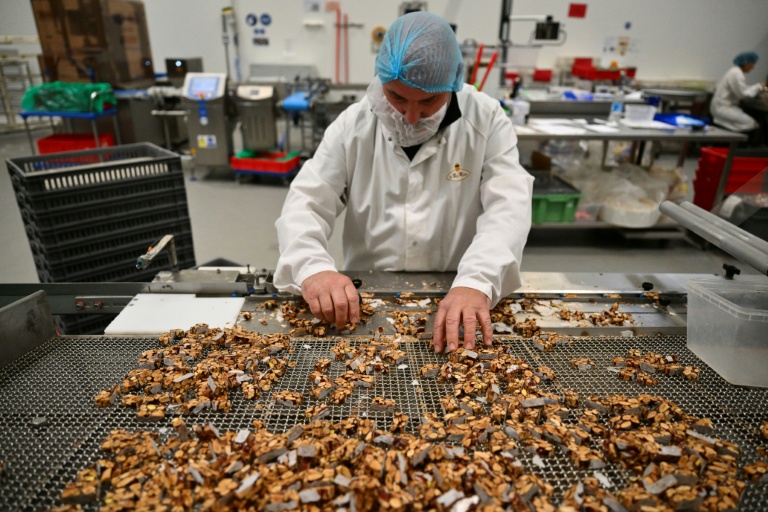 La fabrication de calissons dans l'atelier de production du Roy René à Aix-en-Provence, dans les Bouches-du-Rhône, le 18 novembre 2025