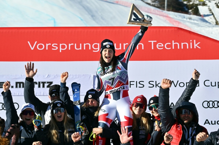 La skieuse française Romane Miradoli fête sa deuxième place au super-G de Saint-Moritz, le 14 décembre 2025