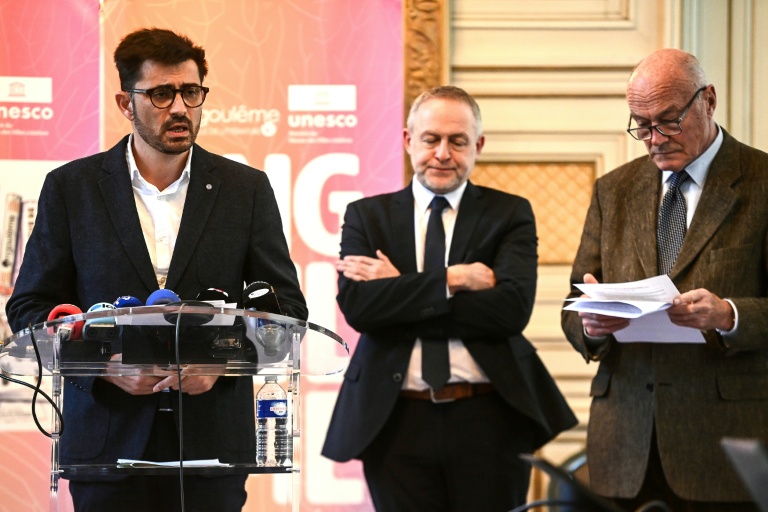 Le maire d'Angoulême, Xavier Bonnefont (G), et le président de la région Nouvelle-Aquitaine, Alain Rousset (D), lors d'une conférence de presse le 20 novembre 2025 à Angoulême