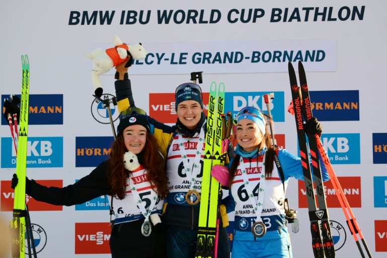 Le podium du sprint du Grand-Bornand: (de g. à dr.) Lou Jeanmonnot, la Suédoise Hanna Oeberg et l'Italienne Dorothea Wierer, le 18 décembre 2025