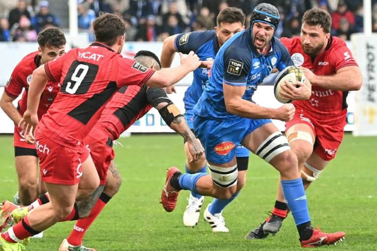 Tyler Ardron avec le ballon en main pour Castres à Lyon le 27 décembre 2025