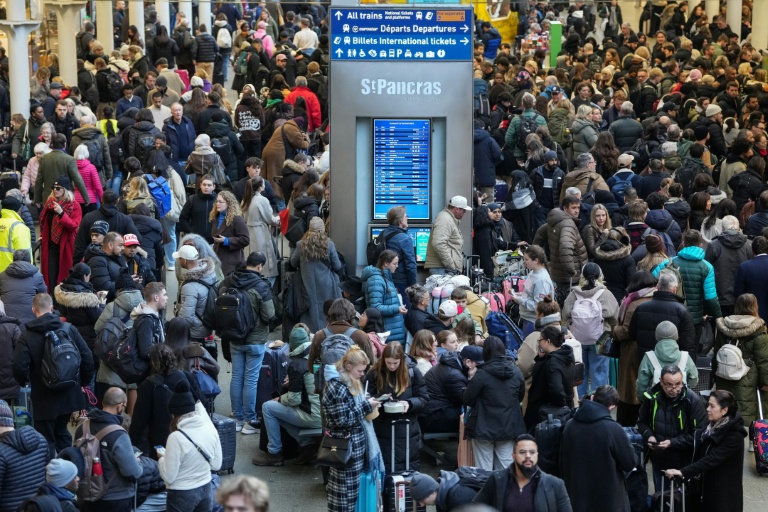 Les passagers attendent dans la gare londonienne de St. Pancras après la suspension de tous les Eurostar entre Paris et Londres le 30 décembre 2025