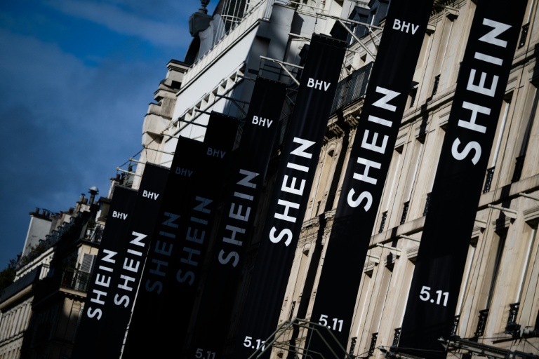 Enseigne Shein sur la facade du Bazar de l'Hotel de Ville (BHV) de Paris, le 3 novembre 2025.