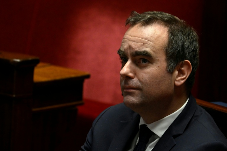 Le Premier ministre Sébastien Lecornu assiste aux débats à l'Assemblée nationale à Paris, le 10 décembre 2025