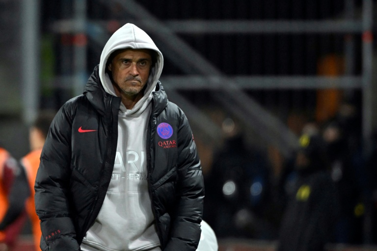 L'entraîneur du Paris SG Luis Enrique sous sa capuche lors d'un match de Ligue 1 à Metz, le 13 décembre 2025