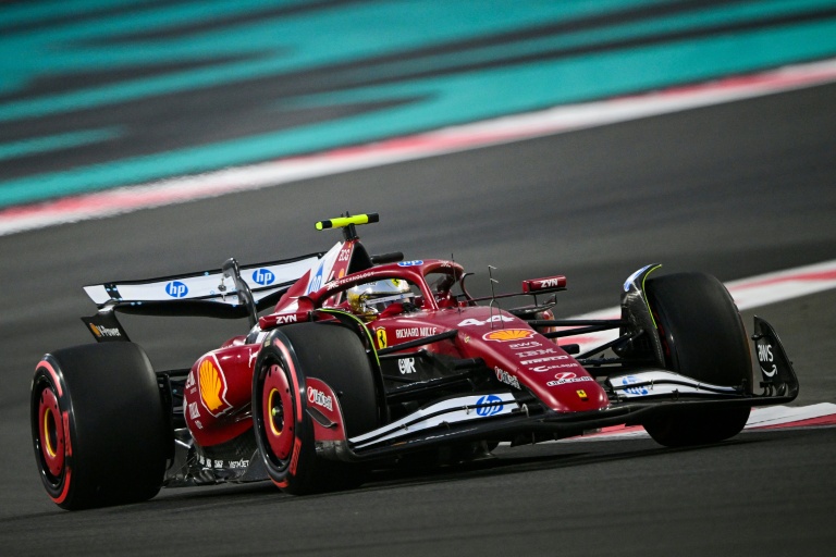 Le pilote britannique de Ferrari, Lewis Hamilton, au volant de sa monoplace lors de la deuxième séance d'essais libres avant le Grand Prix de Formule 1 d'Abou Dhabi, sur le circuit de Yas Marina, le 5 décembre 2025