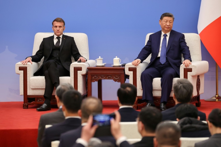 Le président français Emmanuel Macron (gauche) et son homologue chinois Xi Jinping assistent à une réunion du Conseil d’entreprises franco-chinois, le 4 décembre 2025 à Pékin