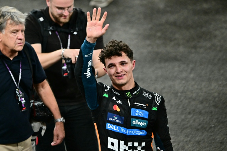 Lando Norris célèbre son premier titre de champion du monde de Formule 1, le 7 décembre 2025 à Abou Dhabi