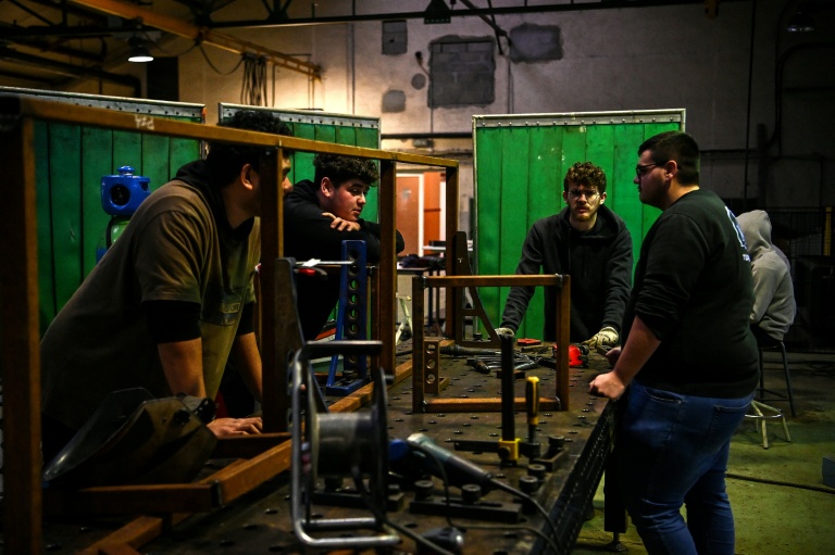 Des élèves dans un atelier de métallurgie du Lycée des Métiers du Bâtiment (LMB) à Felletin, le 10 décembre 2025 dans la Creuse