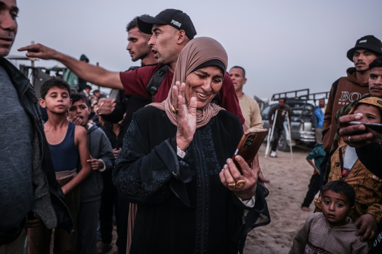 Huda Abou Jazar, téléphone portable en main, s'entretient avec son fils, Ehab, sélectionneurde l'équipe palestinienne de football le 7 décembre 2025, quelques heures avant la qualification historique de l'équipe pour les quarts de finale de la Coupe arabe