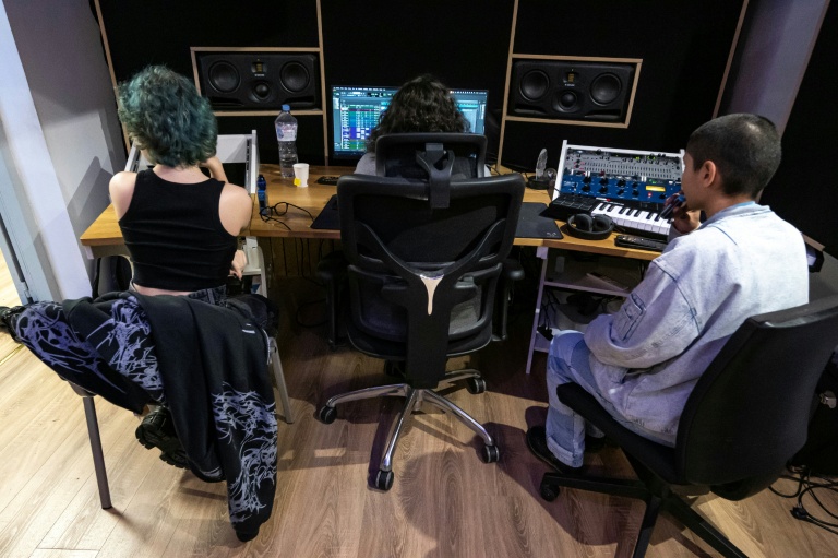 Séance d'art-thérapie dans un studio d'Aubagne, près de Marseille, le 4 décembre 2025