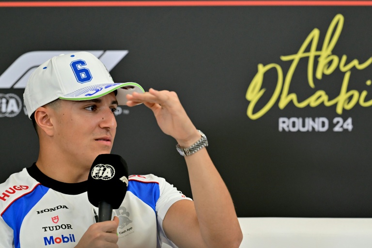 Le pilote de Formule 1 français Isack Hadjar (Racing Bulls) lors d'une conférence de presse avant le Grand Prix d'Abou D habi sur le circuit de Yas Marina le 4 décembre 2025.