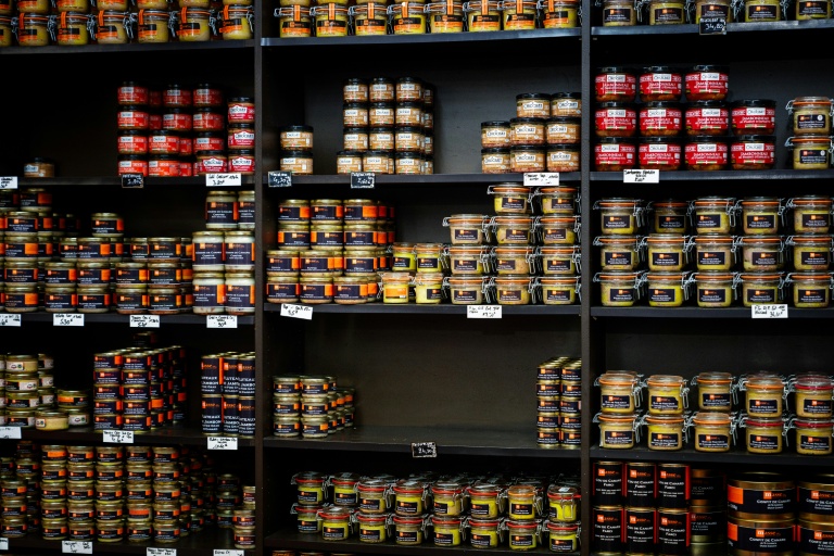 Des pots de foie gras au marché international de Rungis, dans le Val-de-Marne, le 6 décembre 2023