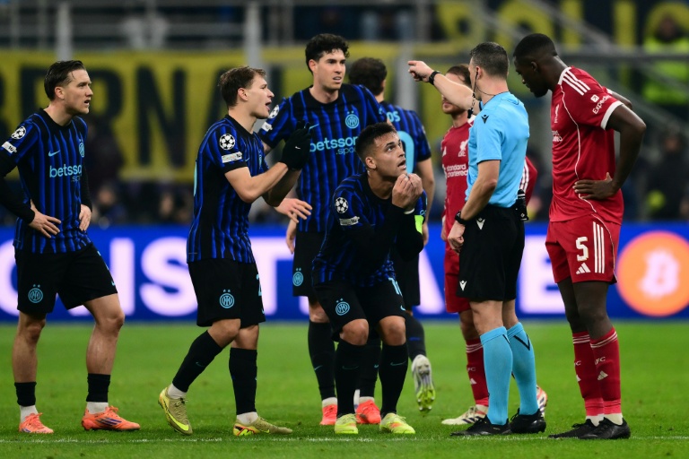 Le capitaine de l'Inter Milan Lautaro Martinez éragit après la décision de l'arbitre Felix Zwayer d'accorder un penalty à Liverpool le 9 décembre 2025 à San Siro