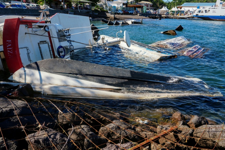 Des épaves de bateaux après le passage du cyclone Chido en 2024 à Mamoudzou, le 3 décembre 2025 à Mayotte