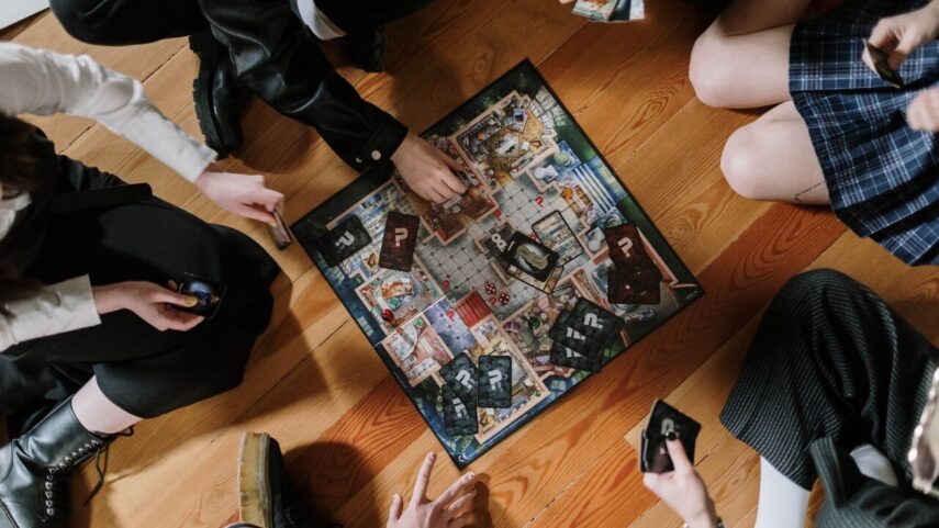 Jeux de société : souvenirs en famille garantis ! (cottonbro studio de Pexels)