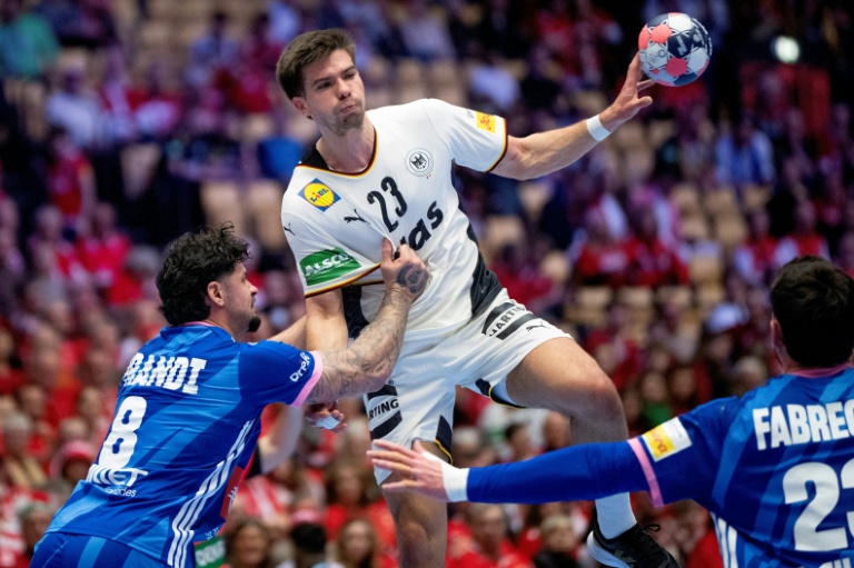 L'Allemand Renars Uscins survole la défense française, Elohim Prandi (à gauche) et Ludovic Fabregas lors du match France-Allemagne à l'Euro de hand mercredi 28 janvier à Herning, au Danemark.