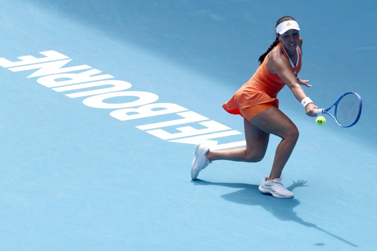 Jessica Pegula retourne un service d'Amanda Anisimova en quart de finale de l'Open d'Australie, le 28 janvier 2026 à Melbourne
