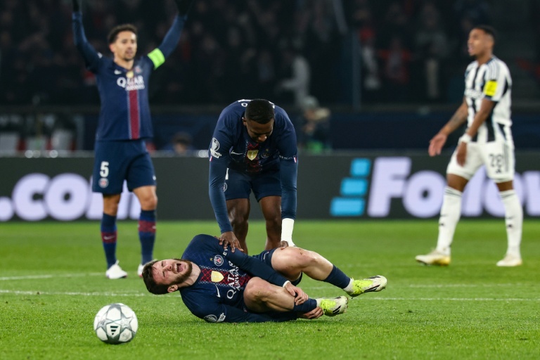 L'attaquant géorgien du PSG Khvicha Kvaratskhelia touché à la cheville droite lors du match de Ligue des champions contre Newcastle, le 28 janvier 2026 à Paris