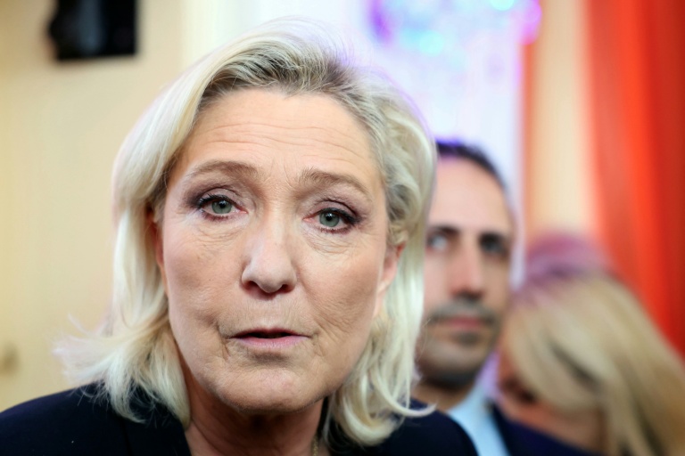 Marine Le Pen, présidente du groupe parlementaire Rassemblement National (RN), s'adresse aux médias après la présentation des vœux de Nouvel An à la presse par Jordan Bardella, à la Maison de l'Amérique latine à Paris, le 12 janvier 2026