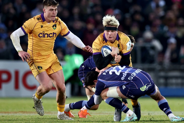 Le troisième ligne de Northampton Henry Pollock (de face) plaqué par le Bordelais Joey Carbery (R) samedi au Stade Chaban-Delmas.