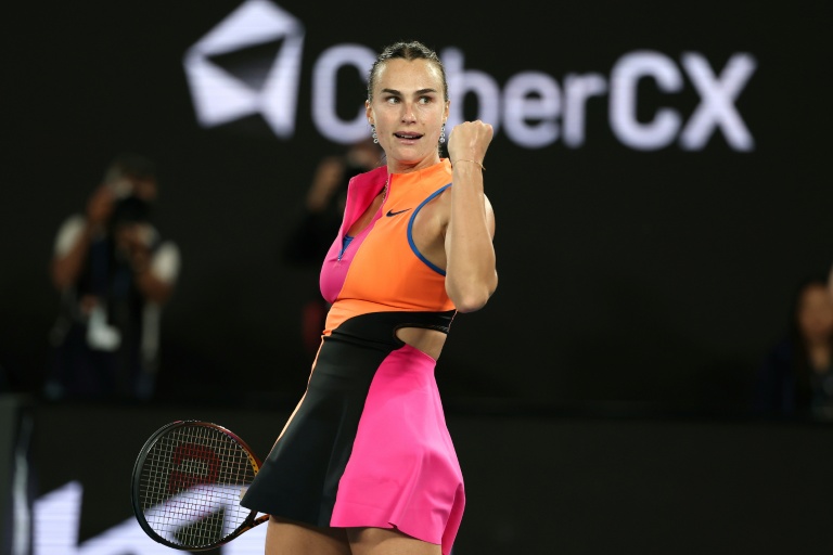 La Bélarusse Aryna Sabalenka célèbre sa victoire face à l'Ukrainienne Elina Svitolina, en demi-finale de l'Open d'Australie, le 29 janvier 2026 à Melbourne