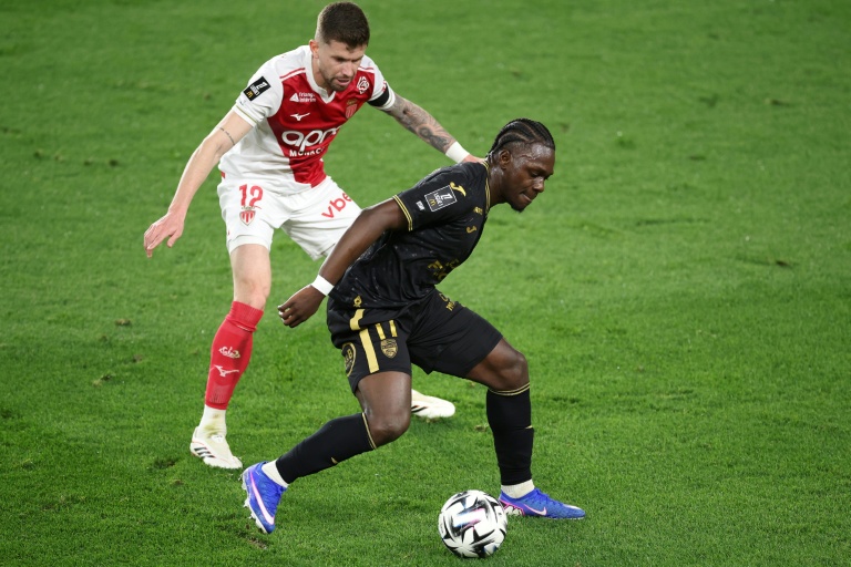 L'attaquant de Lorient Jean-Victor Makengo (D) a inscrit le deuxième des trois buts des Merlus face à Monaco, vendredi soir au stade Louis-II