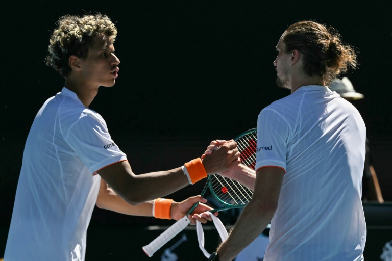 Poignée de mains entre Sacha Zverev (à droite) et Gabriel Diallo après leur match à Melbourne, le 18 janvier 2026