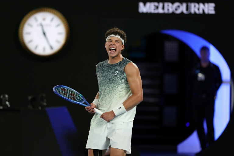 L'Américain Ben Shelton célèbre sa victoire contre Casper Ruud en 8e de finale de l'Open d'Australie, à Melbourne le 26 janvier 2026