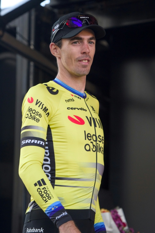 Christophe Laporte avec le maillot de l'équipe néerlandaise Visma-Lease a bike après sa deuxième place lors de la 119e édition de Paris-Tours le 12 octobre 2025