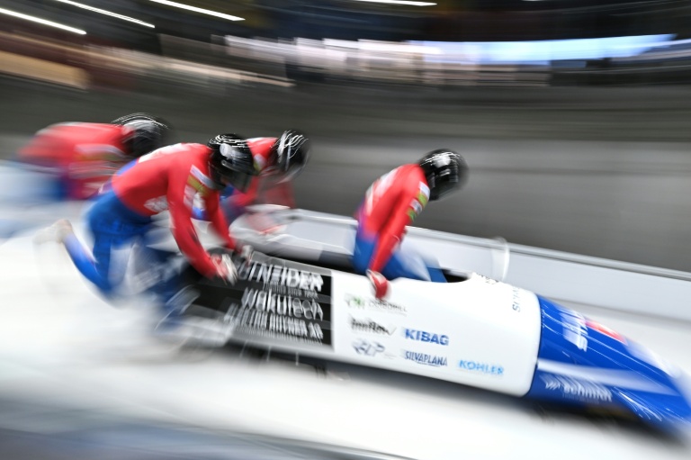 L'équipe suisse s'élance dans l'épreuve de bob à quatre lors d'un test event, le 23 novembre 2025 à Cortina d'Ampezzo