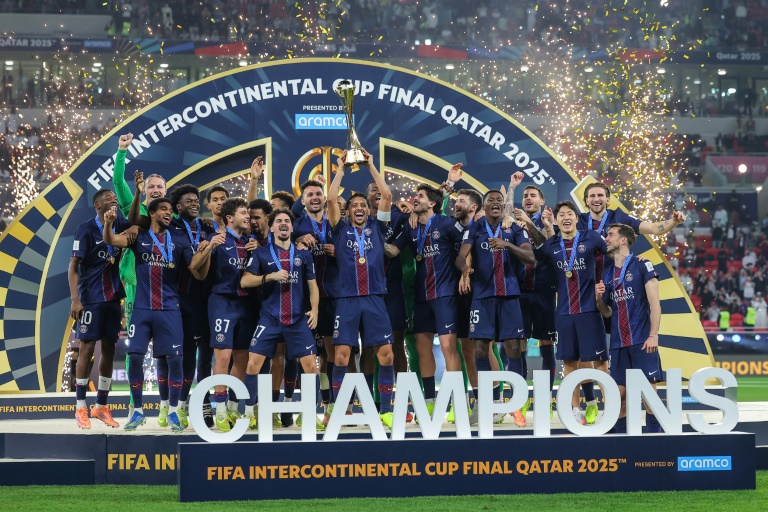 Les joueurs du PSG fêtent leur victoire en Coupe intercontinentale face Flamengo, le 17 décembre 2025 à Doha