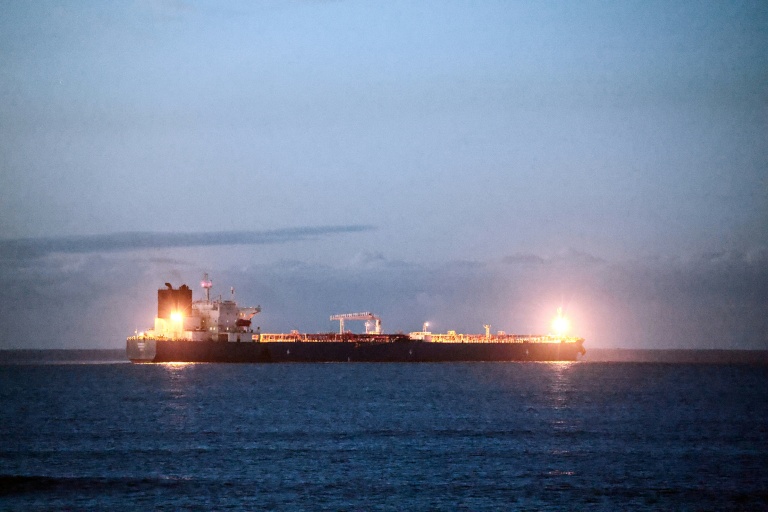 Le pétrolier Grinch, soupçonné d'appartenir à la flotte fantôme russe, au mouillage dans le golfe de Fos, près du port de Marseille-Fos, le 25 janvier 2026