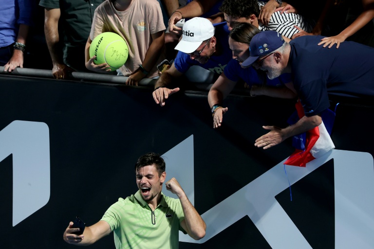 Le Français Arthur Géa célèbre avec ses supporters sa victoire face au Tchèque Jiri Lehecka, au premier tour de l'Open d'Australie, le 19 janvier 2026 à Melbourne