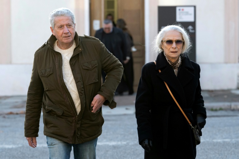 ean Badache (à gauche) et Viviane Badache, propriétaires de la société de gestion de patrimoine Apollonia, arrivent au tribunal correctionnel de Marseille, le 15 janvier 2026