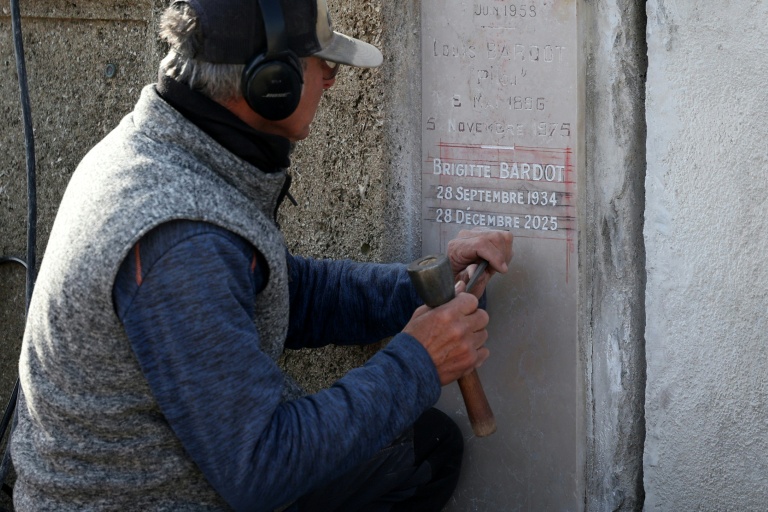 Un ouvrier grave le nom de l'actrice française Brigitte Bardot sur sa pierre tombale, le 5 janvier 2026 à Saint-Tropez (Var)