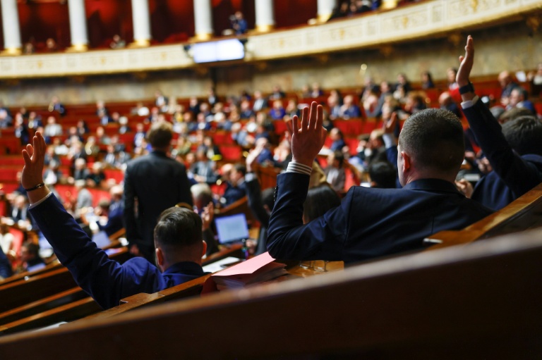 La mouture arrivant dans l'hémicycle lundi établit donc pour l'instant un dispositif avec des réseaux sociaux interdits, listés par décret après avis de l'Arcom, et d'autres soumis à autorisation parentale