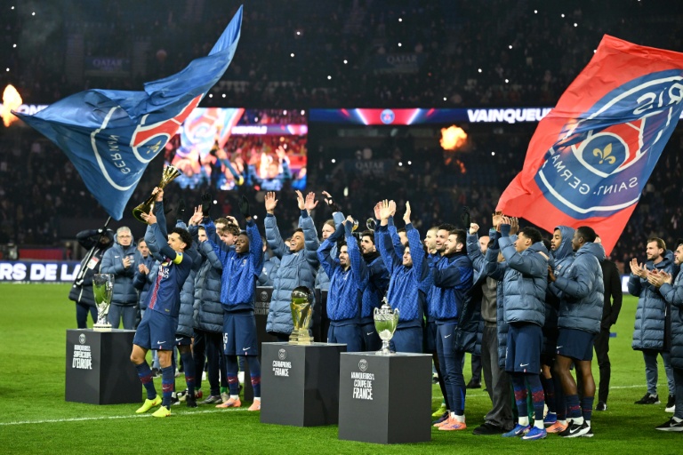 Le capitaine du Paris SG Marquinhos présente au public du Parc des princes la Coupe intercontinentale, aux côtés des autres trophées gagnés par le club en 2025, à l'occasion du match contre le Paris FC, le dimanche 4 janvier 2026, à Paris