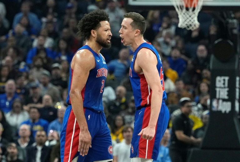 Duncan Robinson (d.) et Cade Cunningham (g.), arrière et meneur des Detroit Pistons, durant un match de NBA contre les Golden State Warriors, à San Francisco, le 30 janvier 2026