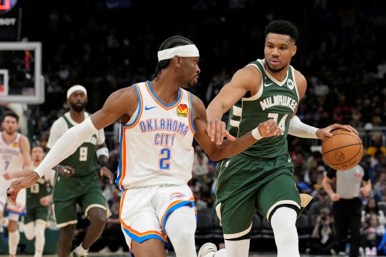Giannis Antetokounmpo (d.), l'ailier fort grec des Milwaukee Bucks, face à Shai Gilgeous-Alexander (g.), le meneur canadien du Thunder d'Oklahoma City lors d'une rencontre de saison régulière de la NBA, à Milwaukee, le 21 janvier 2026