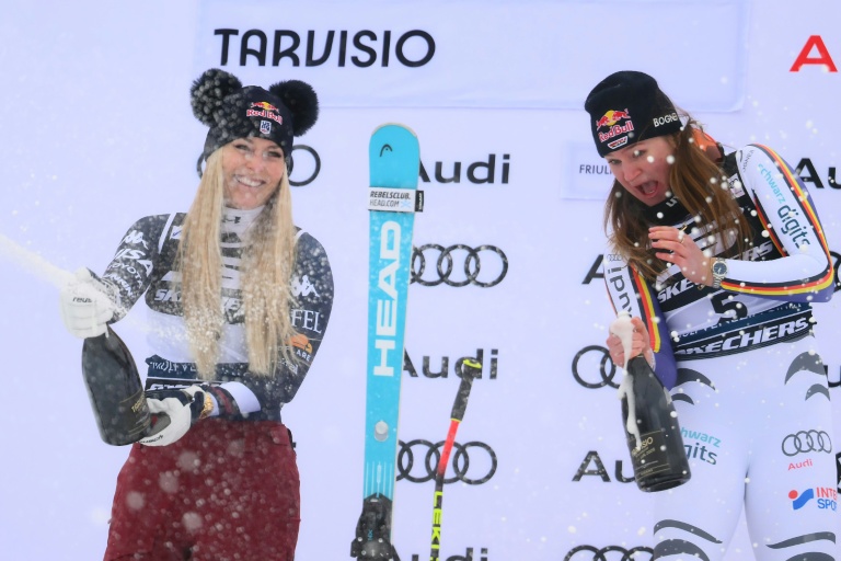 L'Allemande Emma Aicher  et l'Américaine Lindsey Vonn sur le podium du super-G de Tarvisio le 18 janvier 2026