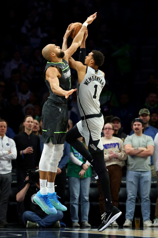 Victor Wembanyama versus Rudy Gobert lors du match San Antonio Spurs contre  Minnesota Timberwolves au Target Center de Minneapolis le 11 janvier 2026 aux Etats-Unis