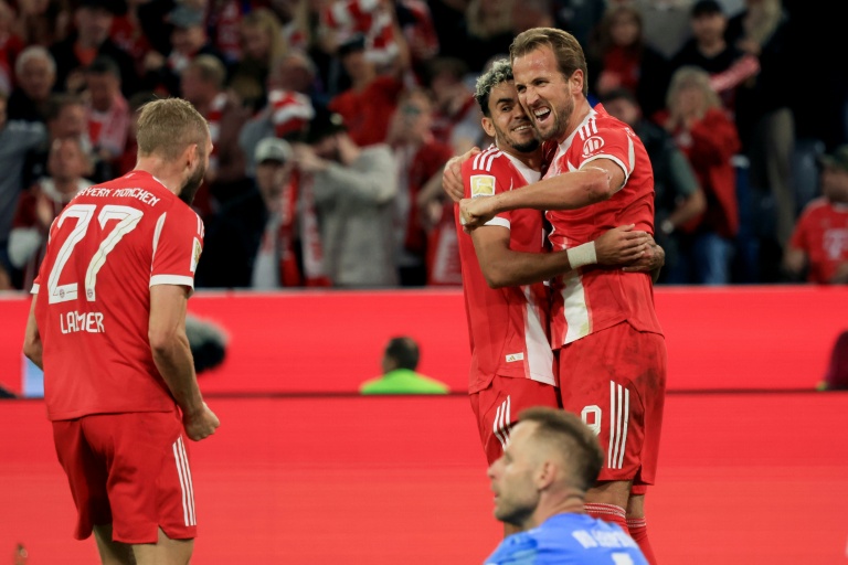 Avec un triplé, le buteur du Bayern Munich Harry Kane (à droite) a écoeuré le gardien de Leipzig Peter Gulacsi (au sol) lors du match aller (6-0) à Munich, le 22 août 2025