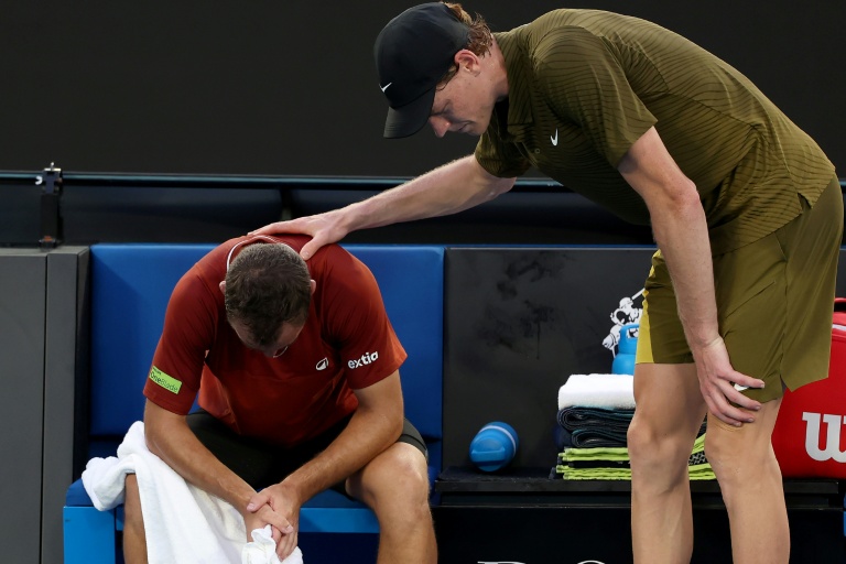 Jannik Sinner tente de consoler Hugo Gaston, qui a dû abandonner leur match du premier tour de l'Open d'Australie, le 20 janvier 2026 à Melbourne