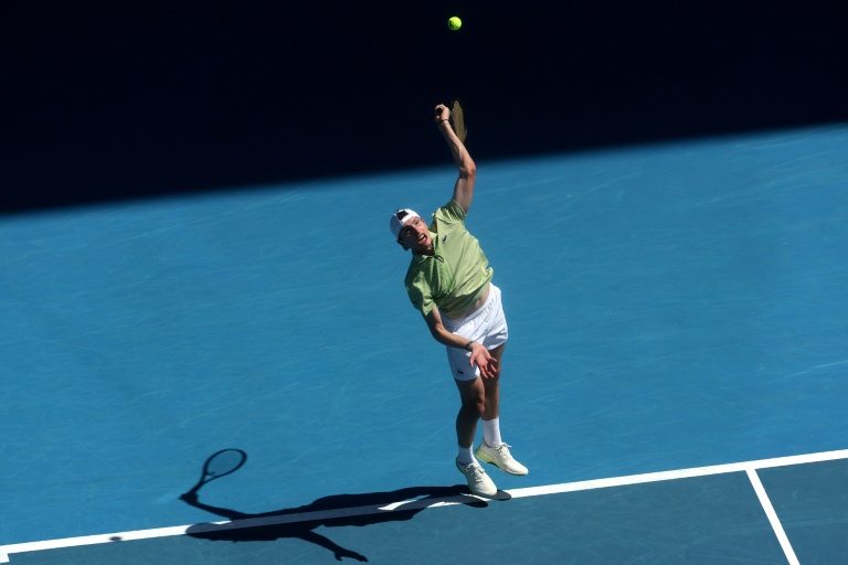 Le Français Ugo Humbert au service face à l'Américain Ben Shelton au premier tour de l'Open d'Australie le 20 janvier 2026 à Melbourne