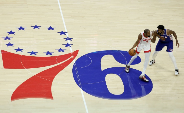 Kevin Durant des Houston Rockets (à gauche) face à Joel Embiid des Philadelphia 76ers le 22 janvier 2026 à Philadelphie
