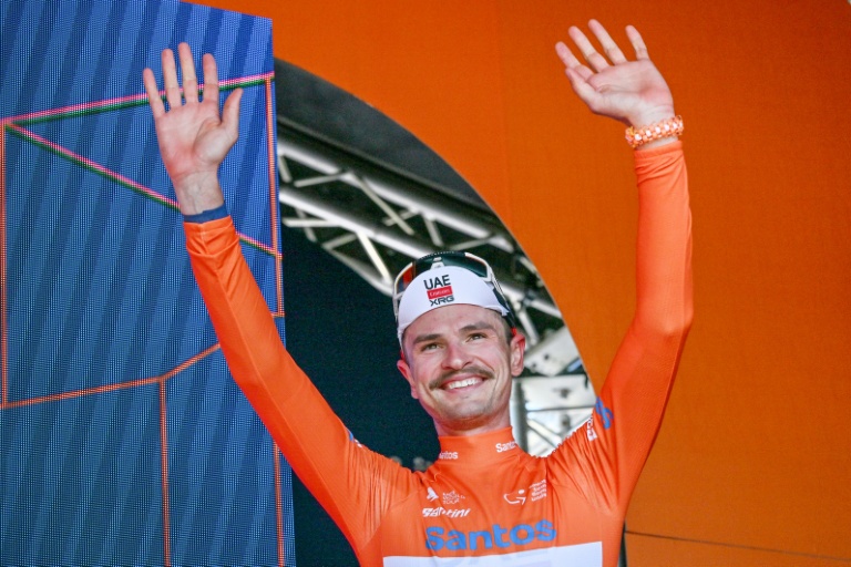 L'Australien Jay Vine, de l'équipe UAE, endosse le maillot de leader du Tour Down Under après sa victoire lors de la 2e étape le 22 janvier 2026 à Uraidla